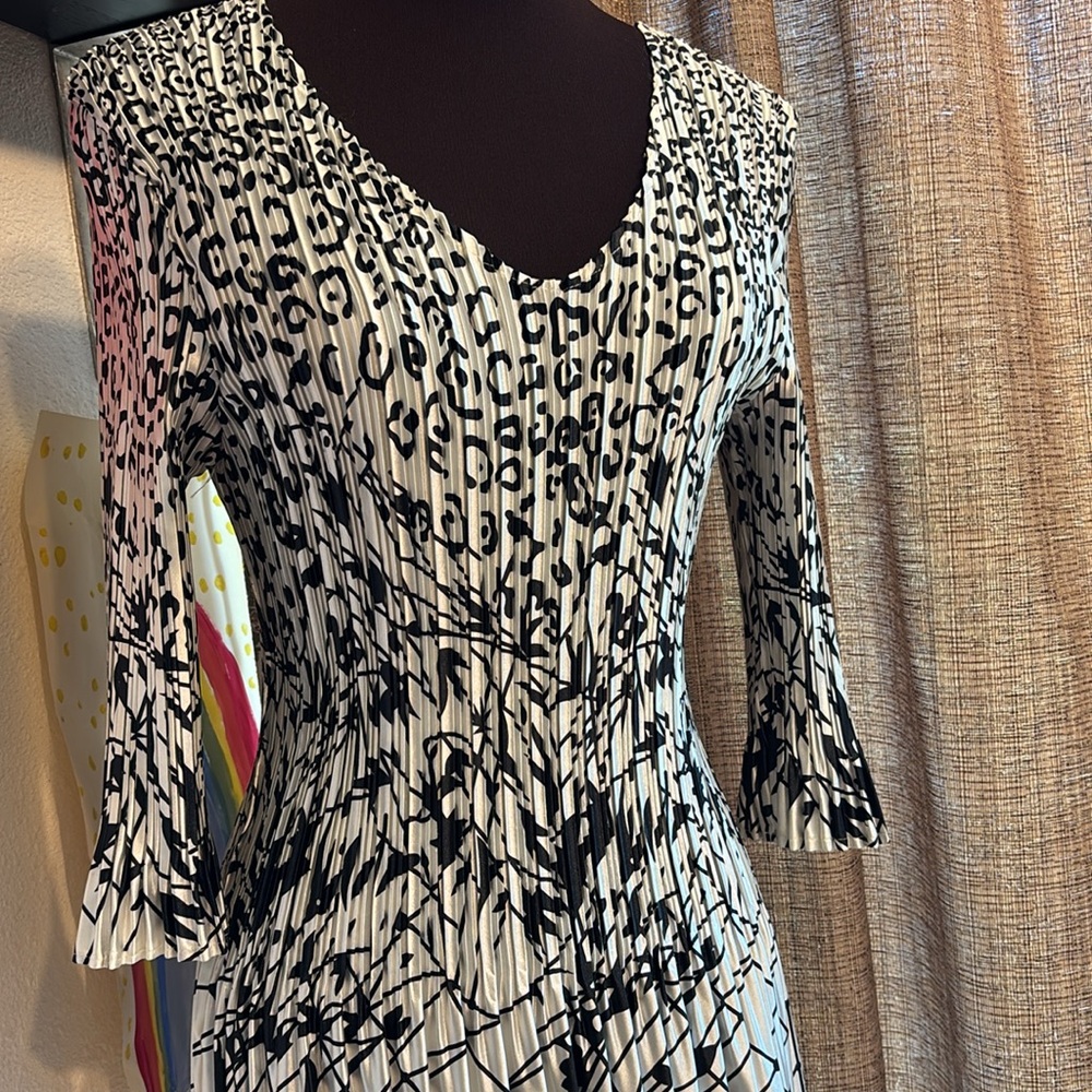 Magic It Fits! Elegant pleated white/black floral abstract blouse. Size M/L.